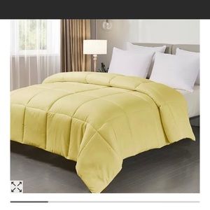 NWT yellow king comforter Brand new. In original packaging.